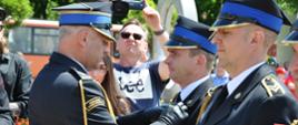 Na zdjęciu Zastępca Kujawsko-Pomorskiego Komendanta Wojewódzkiego st. bryg. Robert Wiśniewski wręczający Srebrną Odznakę " Zasłużony dla Ochrony Przeciwpożarowej" mł. asp. Pawłowi Dąbrowskiemu.
