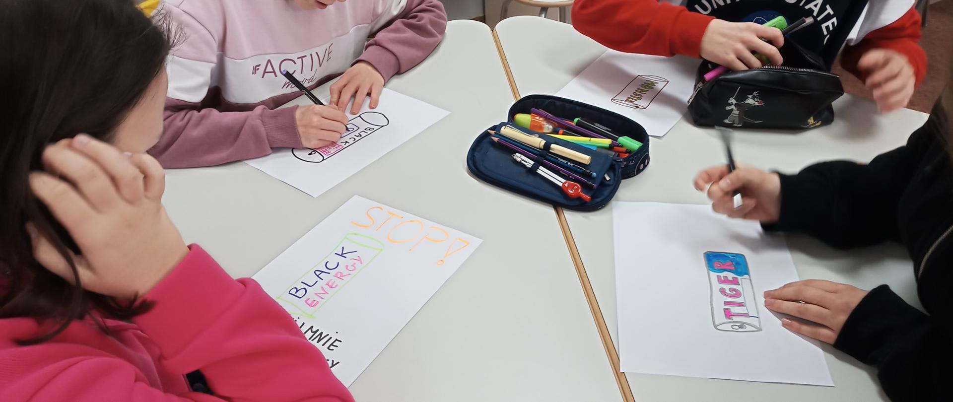 Plakaty o negatywnych skutkach spożywania napojów energetyzujących tworzone przez uczniów Szkoły Podstawowej im. Janusza Korczaka w Wielkim Rychnowie