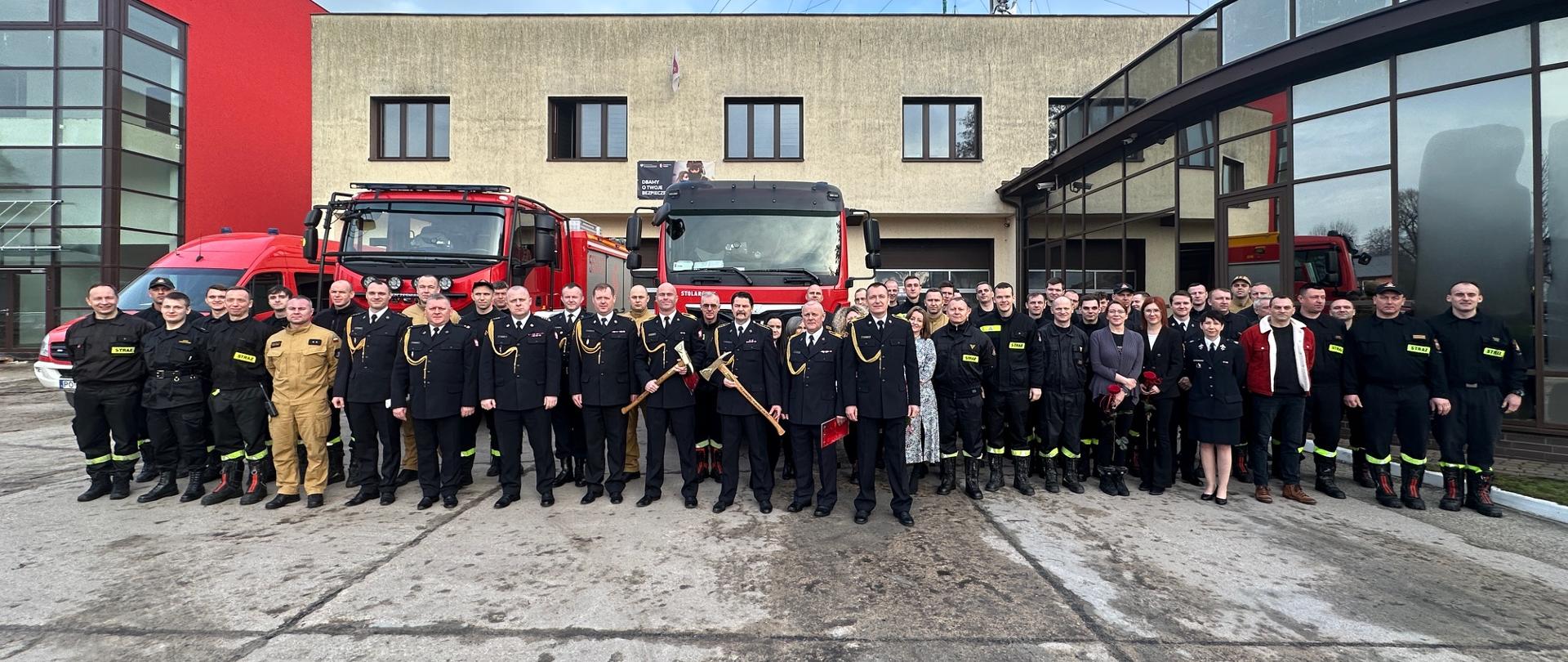 Na zdjęciu widnieją strażacy PSP podczas uroczystej odprawy z okazji odejścia na zaopatrzenie emerytalne. 