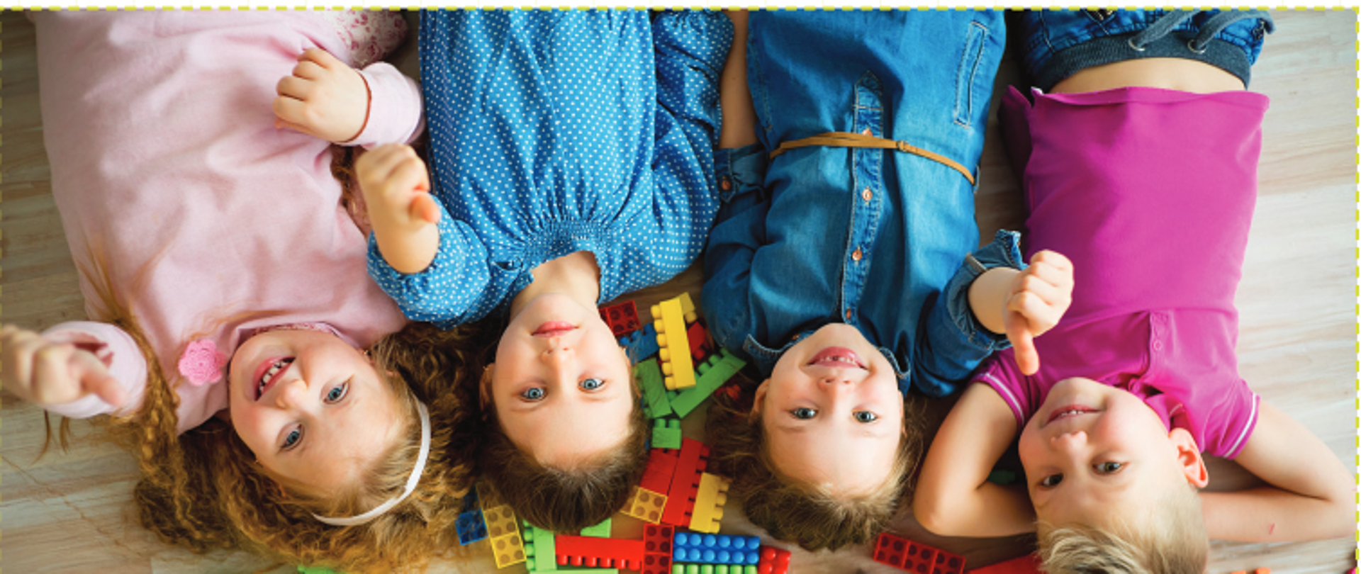 dzieci leżące wśród klocków na podłodze