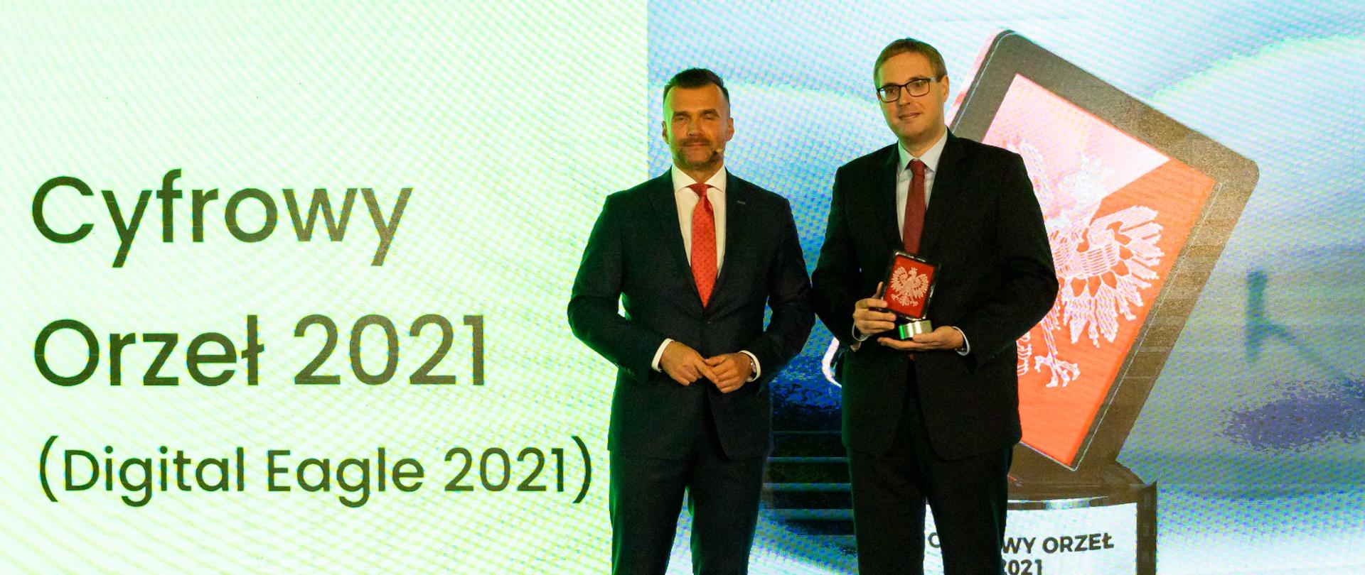 Prezes Związku Cyfrowa Polska Michał Kanownik i minister Jan Sarnowski a obok napis Cyfrowy Orzeł 2021 (Digital Eagle 2021) 
