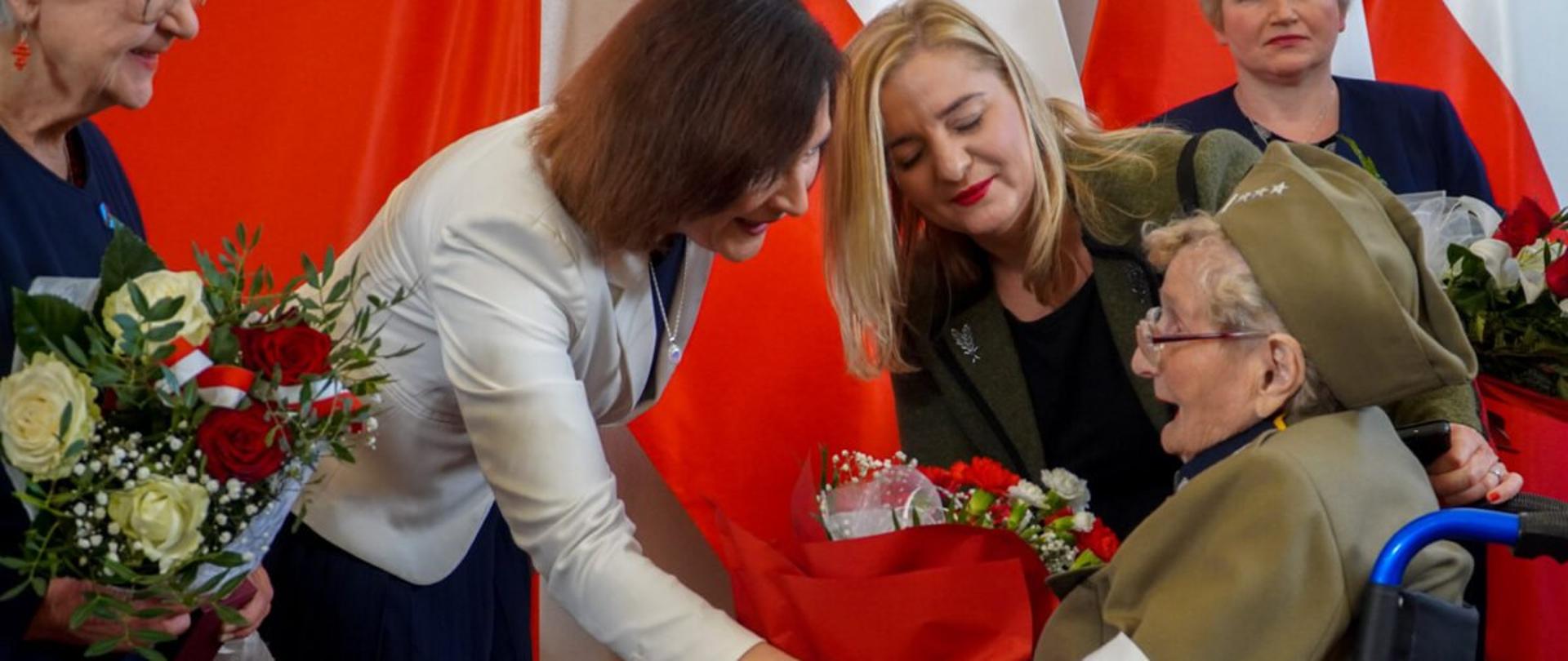 Wojewoda Ewa Leniart wręcza gratuluje osobie odznaczonej