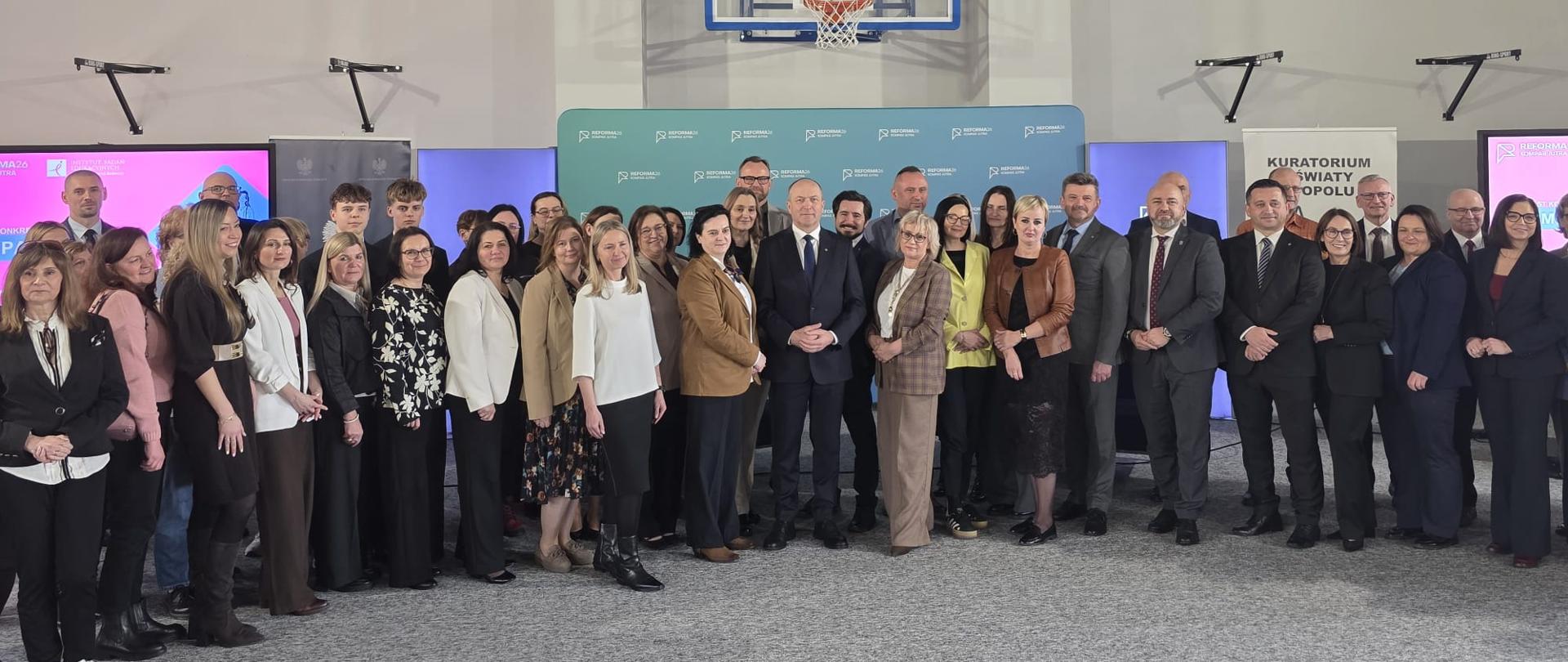 Na zdjęciu wiceminister Henryk Kiepura wraz z uczestnikami spotkania "Kierunek: Kompas Jutra".