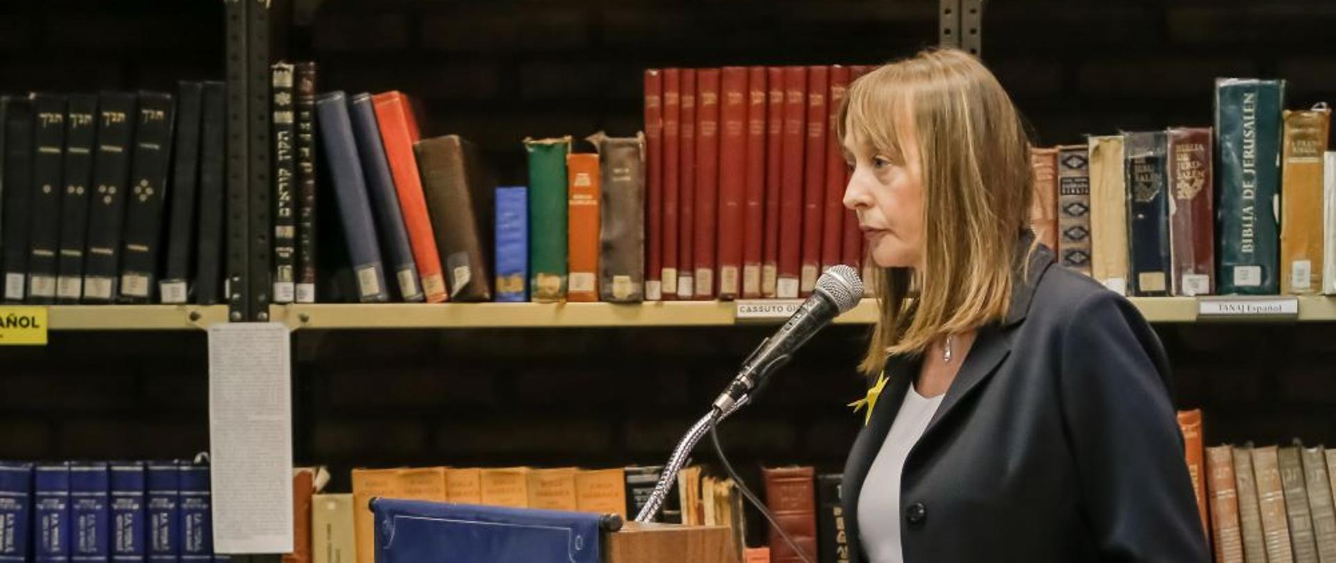  „To dzień pamięci, a pamięć definiuje narody. To dzień hołdu, a hołd jest narzędziem pamięci zarówno zbiorowej, jak i indywidualnej. Dziś, 19 kwietnia, oddajemy hołd bohaterom, którzy wiedząc, że zginą, chcieli umrzeć walcząc z podniesioną głową. Dokładnie 80 lat temu z rozkazu przedstawiciela okupantów Polski, nazistowskich Niemiec, Heinricha Himmlera, rozpoczęła się ostateczna likwidacja warszawskiego getta. Młodzi Żydzi, członkowie Żydowskiej Organizacji Bojowej i Żydowskiego Związku Wojskowego, powiedzieli „nie”. Powiedzieli: nie, nie umrzemy na kolanach, będziemy walczyć o życie, a jeśli to się nie uda, umrzemy z godnością. I to właśnie zrobili” – powiedziała Aleksandra Piątkowska.