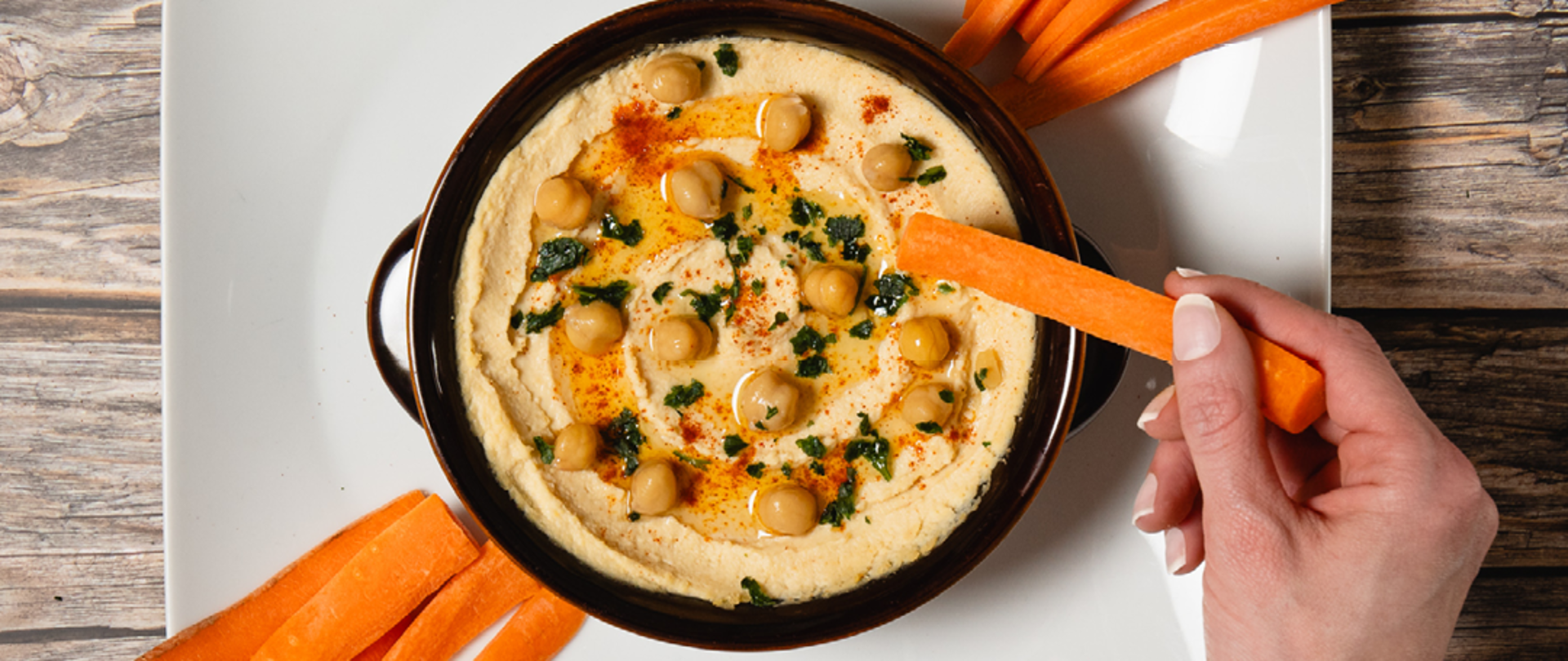 Kampania Safe2Eat Hummus z pokrojoną marchewką