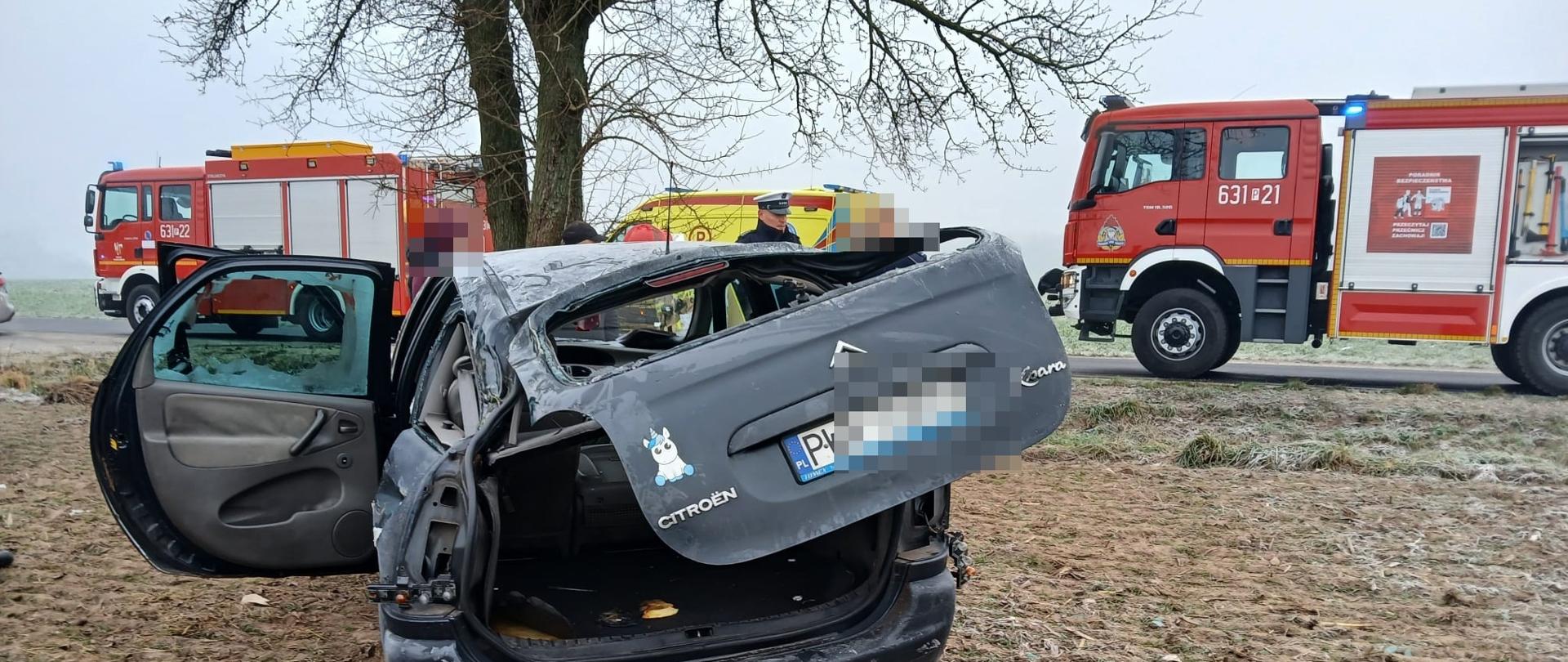 Na zdjęciu widać rozbity pojazd osobowy 