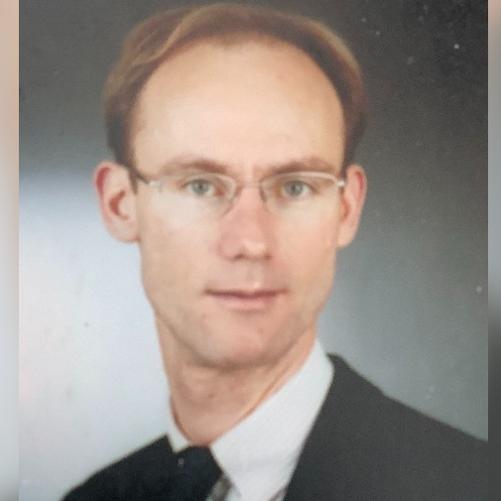 Elegancko ubrany mężczyzna pozuje do zdjęcia