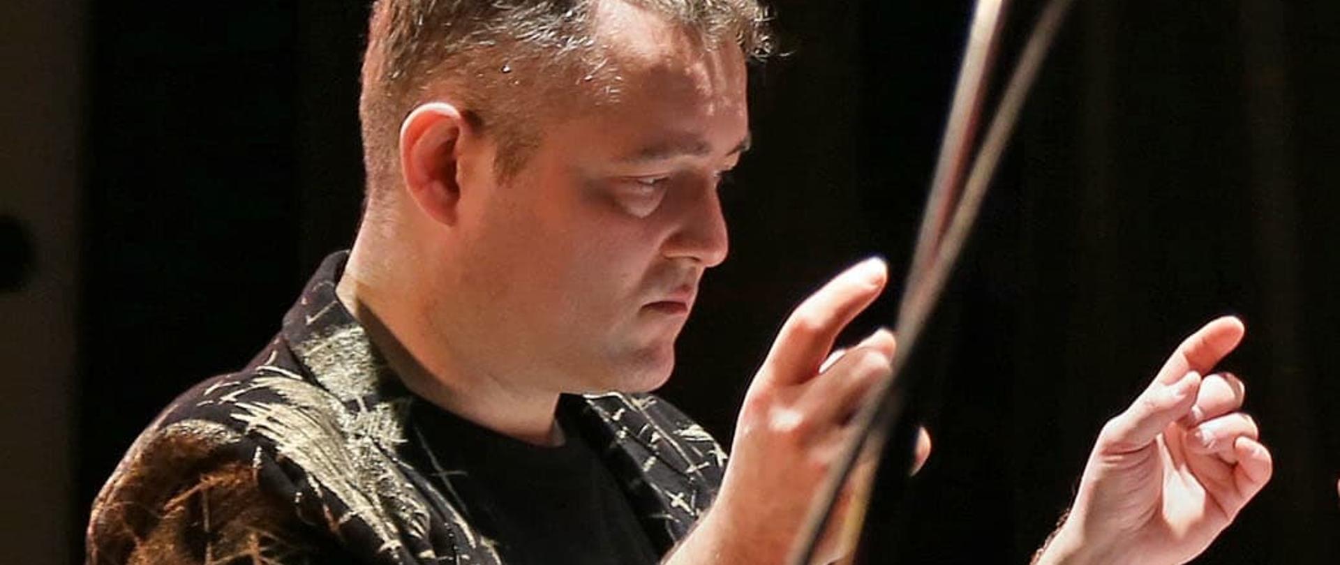 Roman Marczyński - orkiestra - trębacz, dyrygent, pedagog muzyczny - Absolwent Akademii Muzycznej w Krakowie na Wydziale Instrumentalnym – Muzyka Współczesna i Jazz. Aktualnie pracuje jako nauczyciel gry na trąbce w Szkole Muzycznej I stopnia w Suchej Beskidzkiej. Dyrygent Szkolnej Orkiestry Dętej w Szkole Muzycznej I stopnia w Suchej Beskidzkiej, Orkiestry Roczyny, Młodzieżowej Orkiestry Salezjańskiej w Oświęcimiu, Orkiestry OSP Jordanów, Orkiestry OSP Witkowice, Orkiestry OSP Wysoka, a także Orkiestry „Letnie Muzyczne Tortury” w PSM I i II stopnia w Wadowicach.