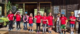 Campamento de verano polaco 2025, Pelarco, Chile: un grupo de niños en fila con camisetas rojas que muestran el logotipo de los campamentos de verano polacos en Chile (el logotipo es una cigüeña con una bandera polaca en el pico y la inscripción "Campamento de verano polaco").