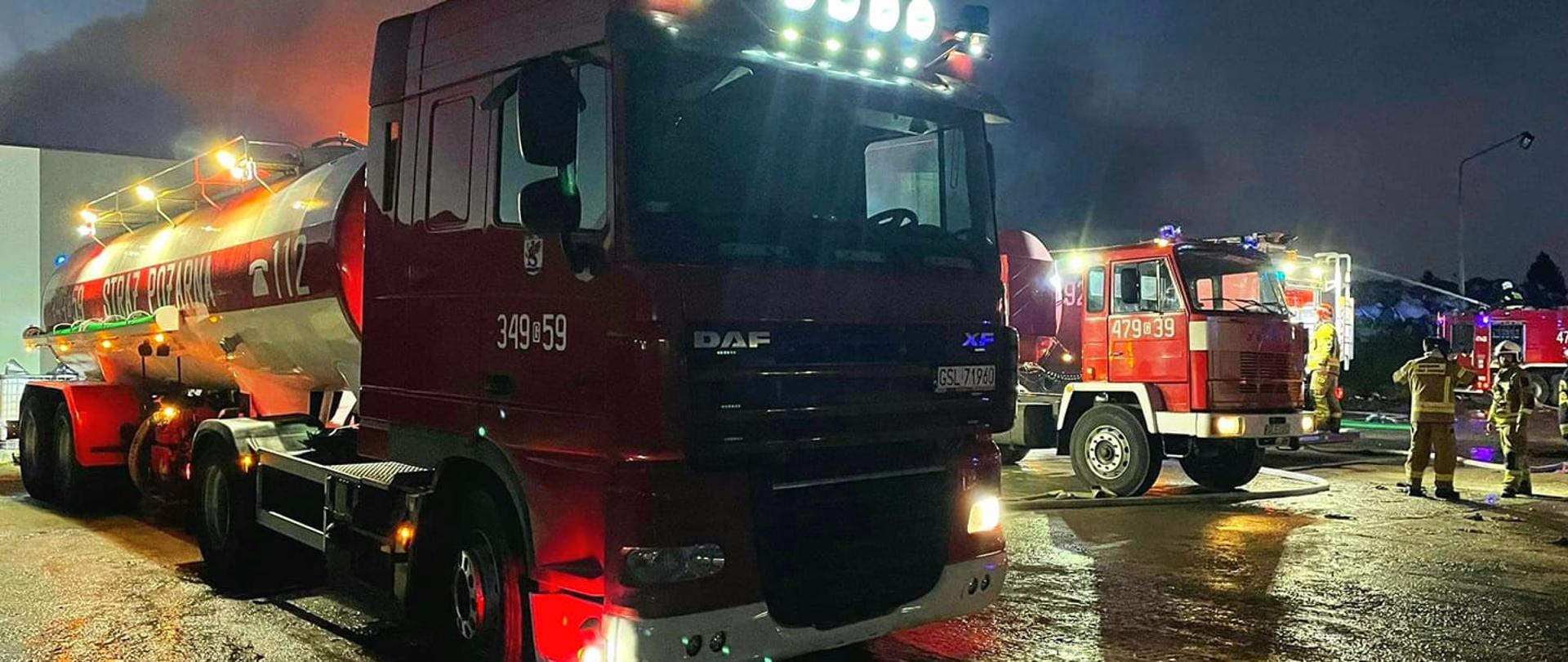 Zdjęcie przedstawia samochód cysternę z OSP Potęgowo uczestniczącą w akcji gaśniczej. 