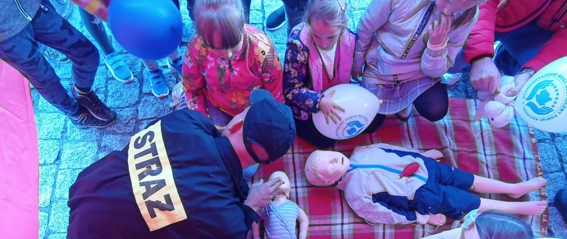 Widoczne stanowisko z instruktarzem z pierwszej pomocy.