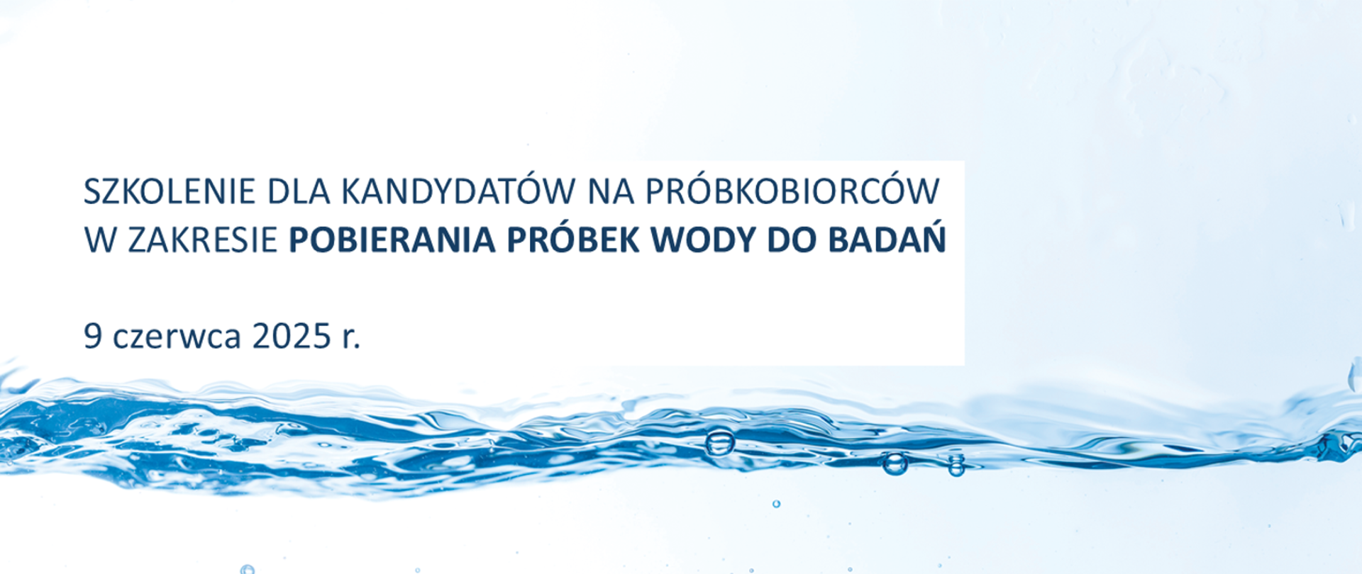 Napis: "Szkolenie dla kandydatów na próbkobiorców w zakresie pobierania próbek wody do badań 9 czerwca 2025 r." na białym tle w wodą.