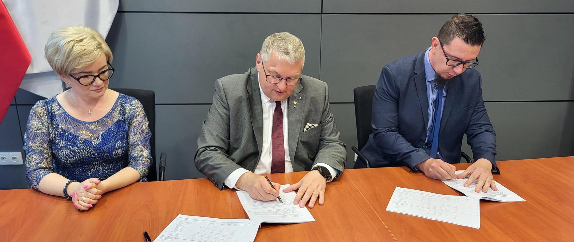 Wicemarszałek Województwa Wielkopolskiego, Pan Krzysztof Grabowski podpisuje umowę o przyznaniu pomocy z p.o. Dyrektora Zarządu Zlewni w Pile Dawidem Rutą.