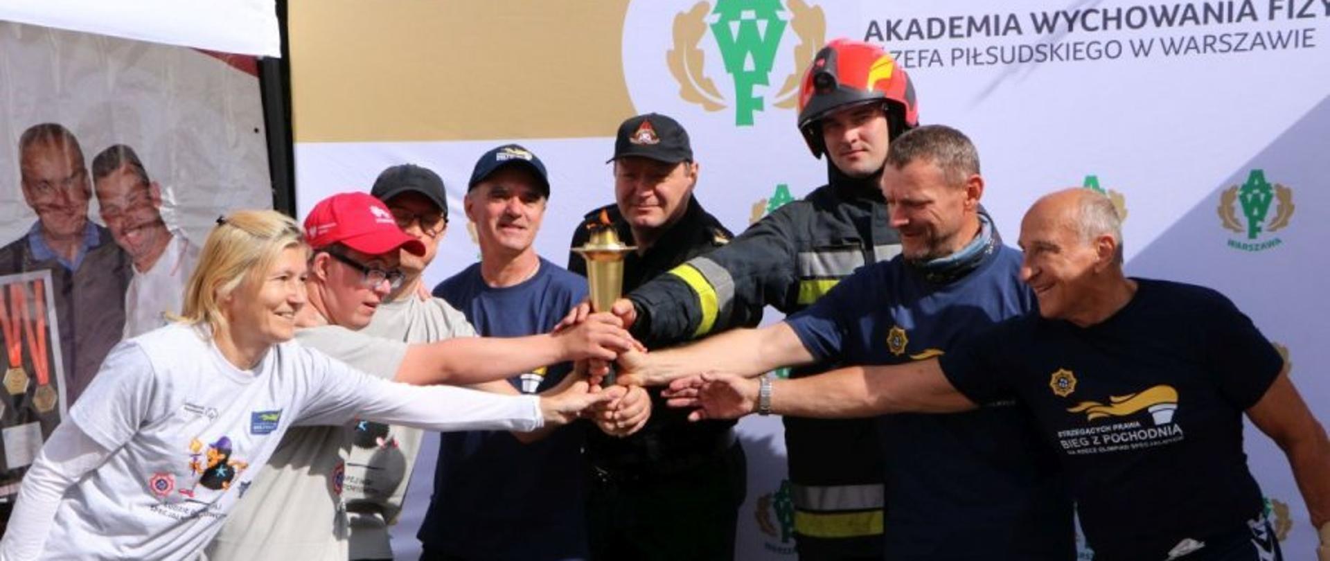 „Bieg z Pochodnią Strzegących Prawa na Rzecz Olimpiad Specjalnych" – wspólna fotografia uczestników biegu