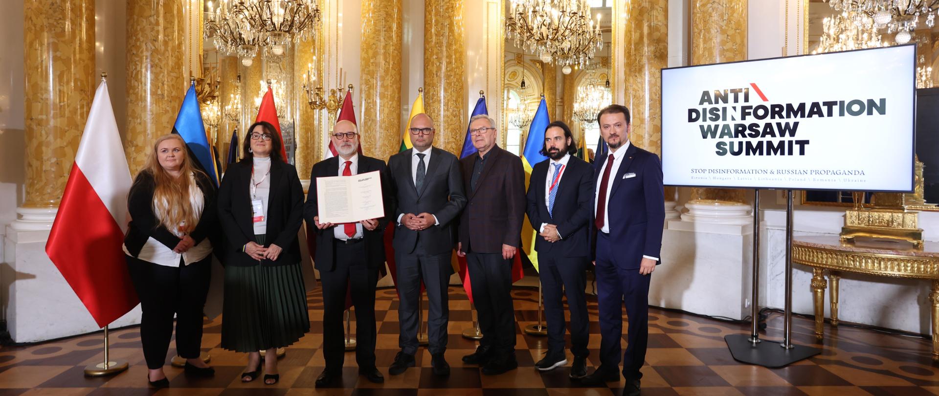 Podpisana Deklaracja i jej Sygnatariusze stoją w Sali Kolumnowej Zamku Królewskiego w Warszawie