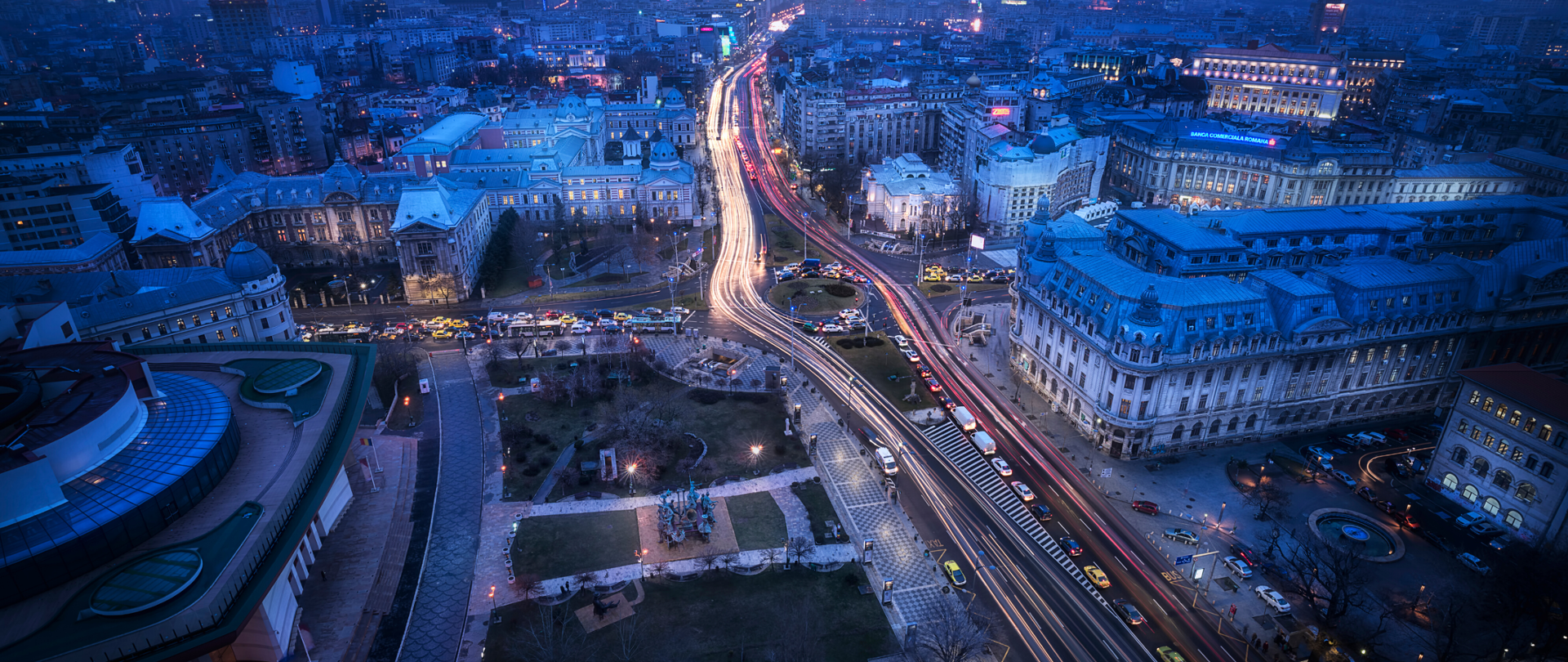 Bukareszt - widok nocą na miasto z lotu ptaka.