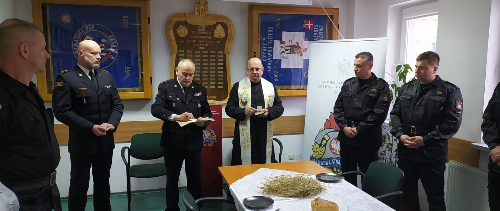 Spotkanie opłatkowe w KP PSP Lipsko. Ks.dr.. Krzysztof Maj kapelan powiatowy strażaków oraz Komendanci