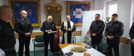 Spotkanie opłatkowe w KP PSP Lipsko. Ks.dr.. Krzysztof Maj kapelan powiatowy strażaków oraz Komendanci