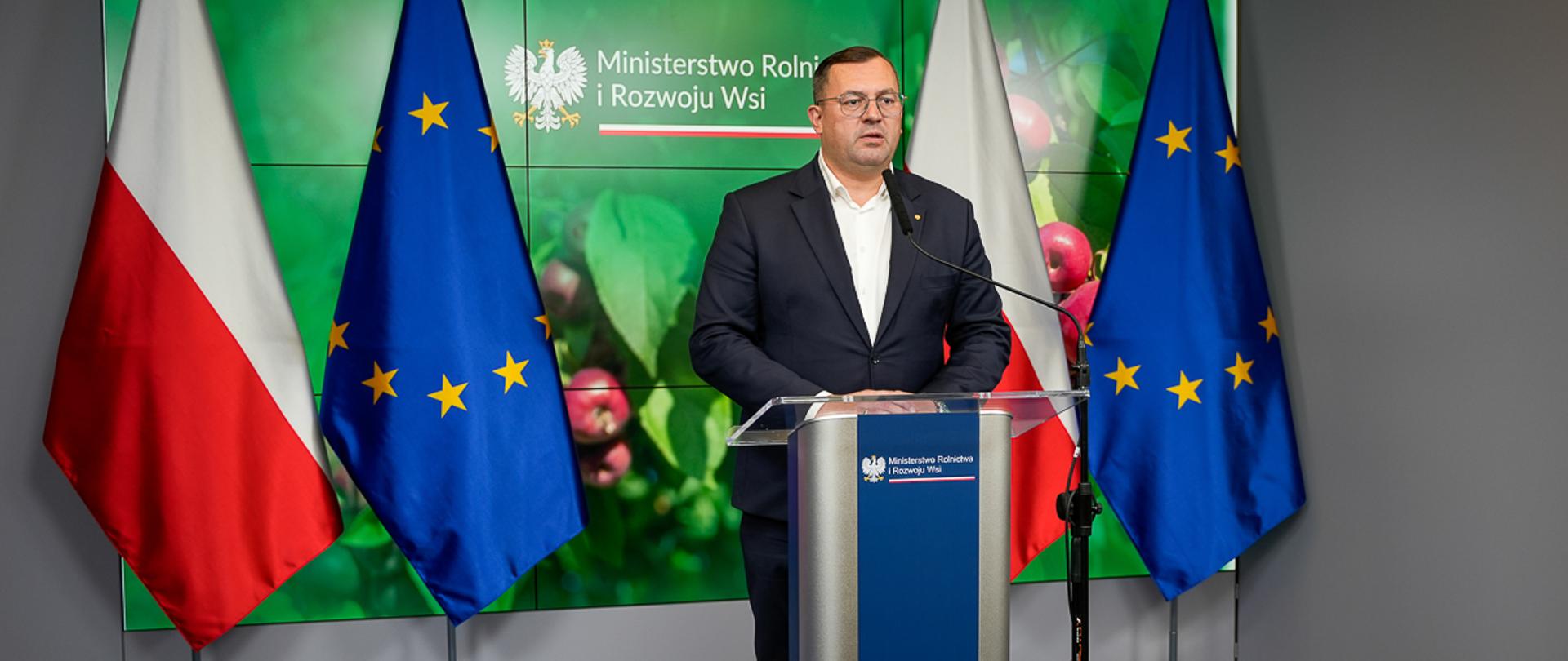 Minister Stefan Krajewski podczas konferencji prasowej (fot. MRiRW)