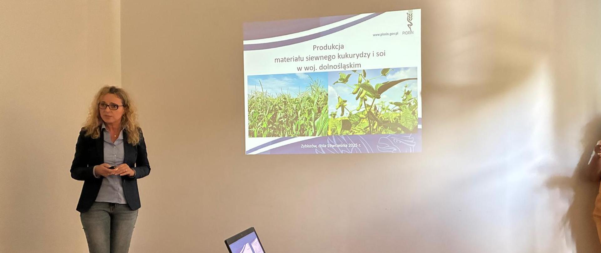 Wojewódzki Inspektor WIORiN we Wrocławiu omawiający prezentację na sali konferencyjnej.