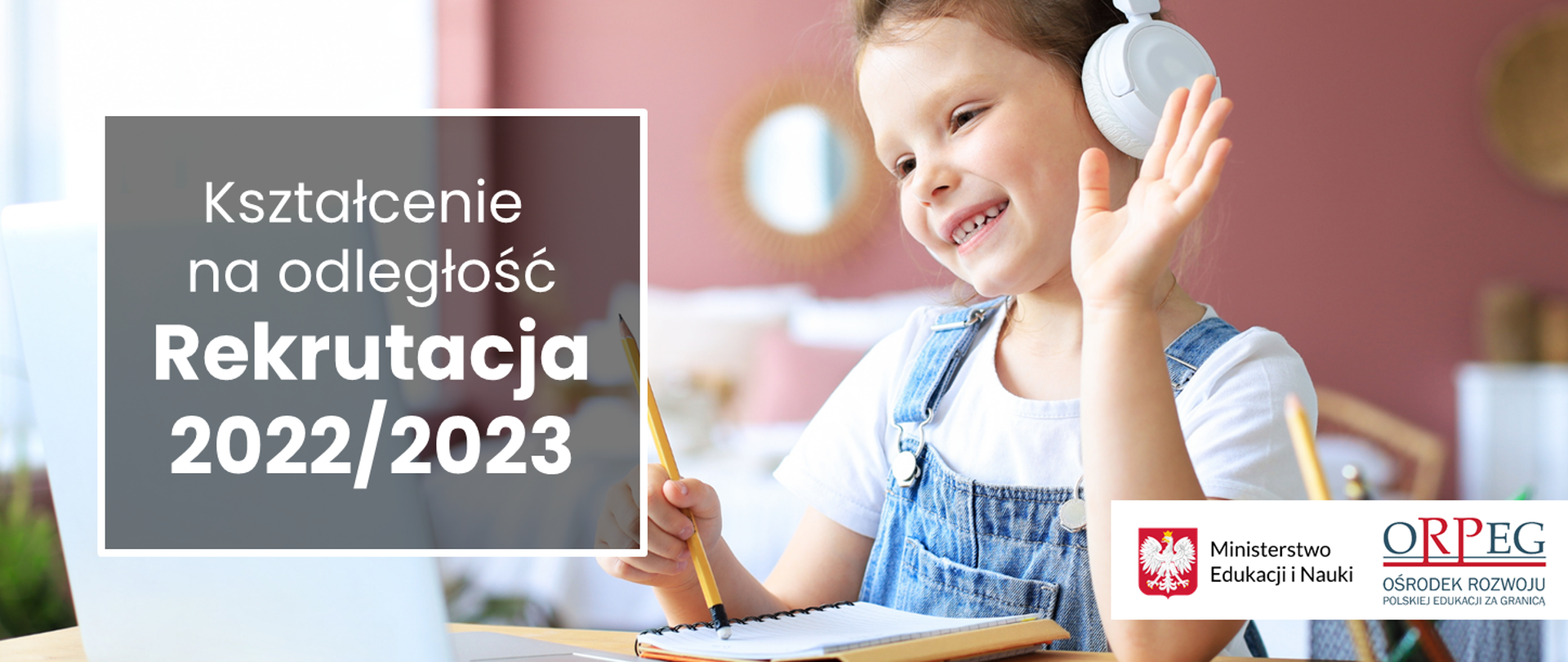 Wesołe dziecko trzymające ołówek nad zeszytem i napis Kształcenie na odległość - rekrutacja 2022/2023.