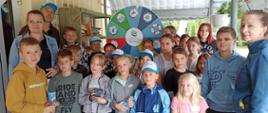 Edukacja wodna - LOK Popiel w Kruszwicy nad jeziorem Gopło - grupa dzieci z wychowawcami i prowadzącą zajęcia
