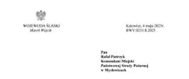 WOJEWODA ŚLĄSKI
Katowice, 4 maja 2025r.
BWV.0231.8.2025
Pan
Rafał Pietrzyk Komendant Miejski
Państwowej Straży Pożarnej w Mysłowicach
Szanowny Panie Komendancie,
4 maja przypada święto wszystkich polskich strażaków. To znakomita okazja do podkreślenia znaczenia Państwa działań na rzecz bezpieczeństwa naszego regionu i jego mieszkańców, a także podziękowania za dotychczasową służbę.
O sile, determinacji, wielkim sercu i niezwykłym zaangażowaniu strażaków z terenu województwa śląskiego przekonywałem się wielokrotnie, m.in. podczas działań związanych z ubiegłoroczną powodzią, zawaleniem kamienicy w Cieszynie i pożarem nielegalnego składowiska odpadów niebezpiecznych w Siemianowicach Śląskich. Obecnie strażacy z naszego regionu uczestniczą w procesie wdrażania zapisów Ustawy o ochronie ludności i obronie cywilnej oraz wspólnie z innymi służbami, zaangażowani są także w działania zabezpieczające przed transmisją wirusa pryszczycy. Dzięki włączeniu się w inicjatywy, takie jak: „Bezpieczne ferie”, „Bezpieczne wakacje”, „Czujka pod choinkę” wśród mieszkańców województwa stale rośnie świadomość dotycząca zagrożeń i podstawowych zasad bezpieczeństwa.
Z okazji Dnia Strażaka proszę przyjąć wyrazy uznania za codzienną gotowość do ratowania zdrowia i życia drugiego człowieka, niejednokrotnie z narażeniem własnego. To misja, która budzi ogromny szacunek oraz społeczne zaufanie. Dziękuję za wszystkie Wasze działania ratownicze podejmowane w czasie pożarów, klęsk żywiołowych czy wypadków drogowych. Dziękuję za Państwa gotowość do niesienia pomocy o każdej porze dnia i nocy.
Życzę Wam tylko szczęśliwych powrotów z akcji ratowniczych, wszelkiej pomyślności oraz bezpiecznej i satysfakcjonującej służby.
Łączę wyrazy szacunku
Marek Wójcik
