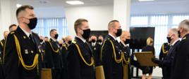 Wojewoda pomorski, pomorski komendant wojewódzki Państwowej Straży Pożarnej wręczają funkcjonariuszom dyplomy komendanta głównego Państwowej Straży Pożarnej. 
