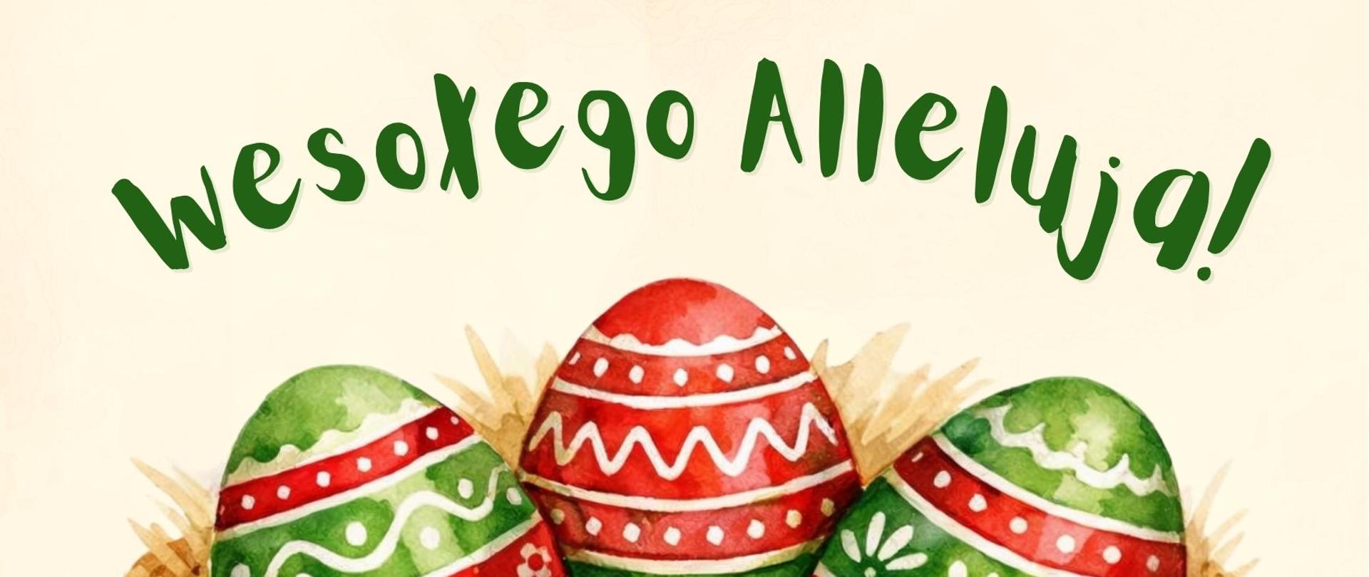 Kartka świąteczna utrzymana w delikatnej, piaskowej tonacji. W jej górnej części widnieje zielony napis „Wesołego Alleluja!”. Poniżej znajduje się ilustracja koszyczka wielkanocnego, wypełnionego trzema pisankami zdobionymi w zielono-czerwono-białe paski oraz subtelnymi kwiatkami, podkreślającymi wiosenny nastrój kompozycji.
