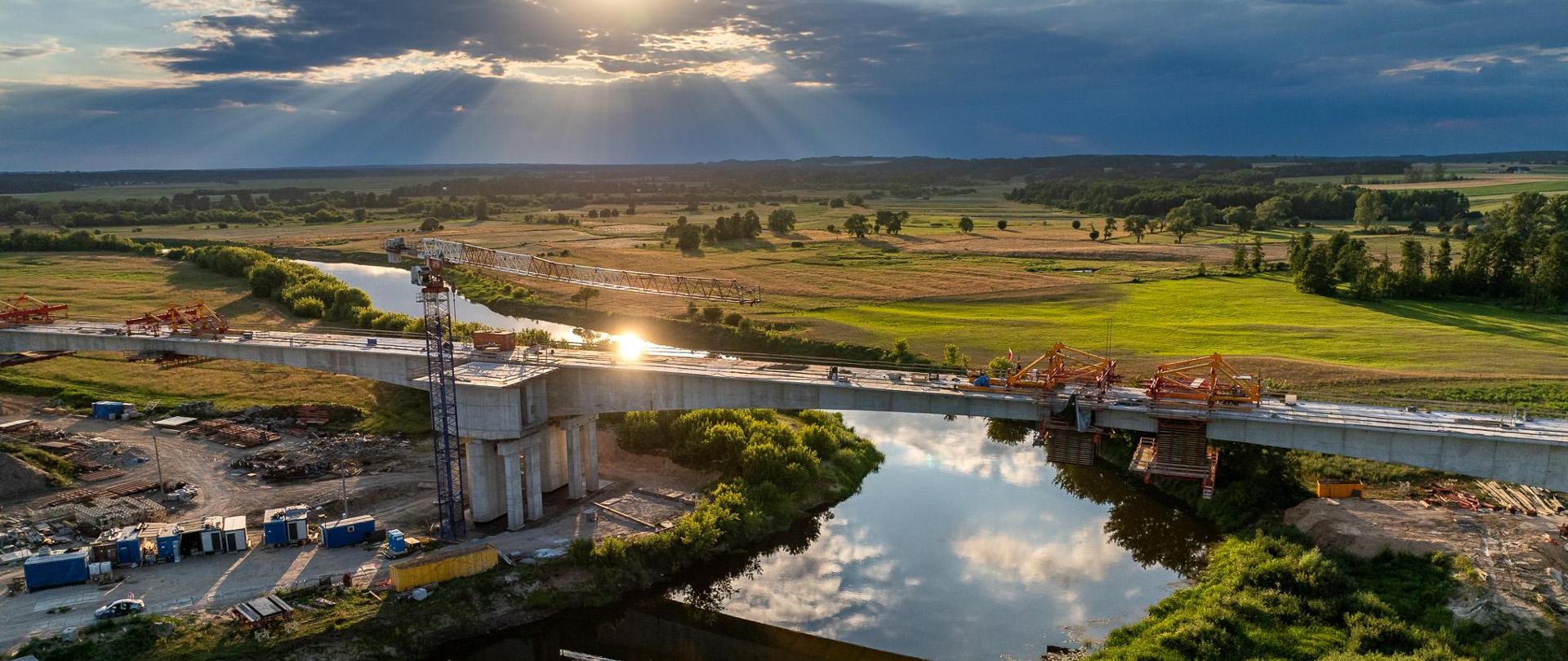 Budowa drogi ekspresowej S61 na odcinku Łomża Zachód - Kolno. Trwające pracy przy budowie mostu.