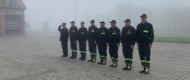 Zmiana służbowa Komendy Powiatowej Państwowej Straży Pożarnej w trakcie podnoszenia flagi państwowej na maszt odśpiewuje hymn państwowy. 
