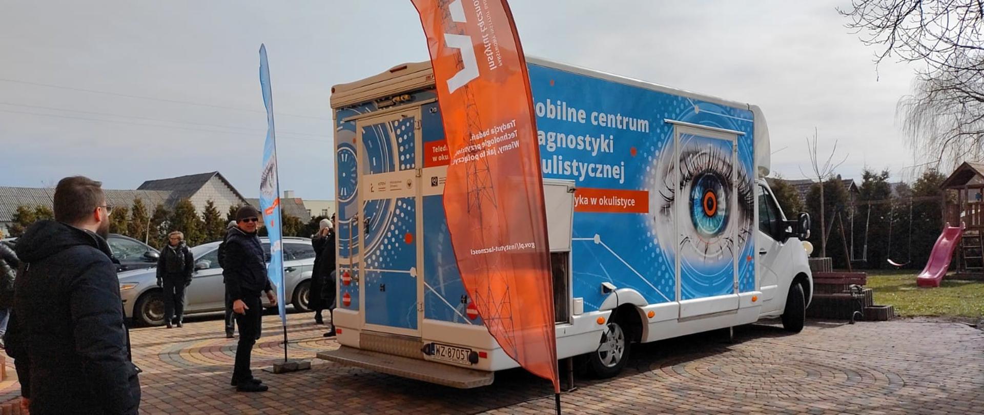 Samochód diagnostyczny Okobus na placu przed Urzędem Gminy w Wysokiem, woj. lubelskie.