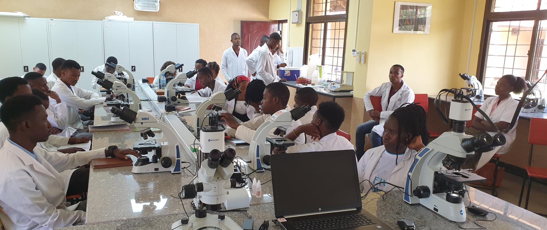 zajęcia w laboratorium fot. Fundacja Nauka dla Rozwoju