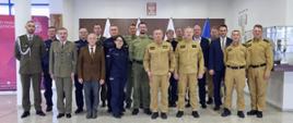 Pamiątkowe zdjęcie grupowe uczestników seminarium (14 osób) w towarzystwie Zastępcy Komendanta Centralnej Szkoły PSP oraz czterech oficerów CS PSP
