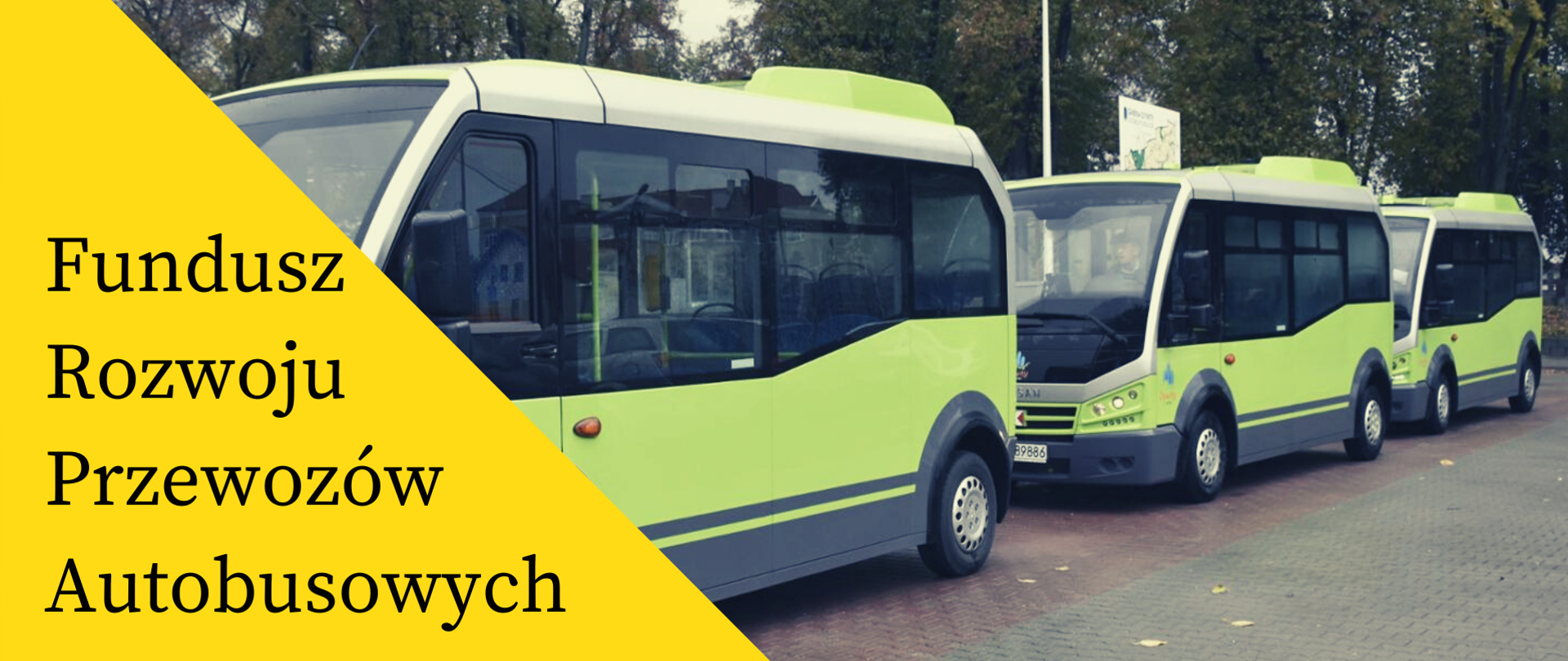 3 zielone autobusy stoją