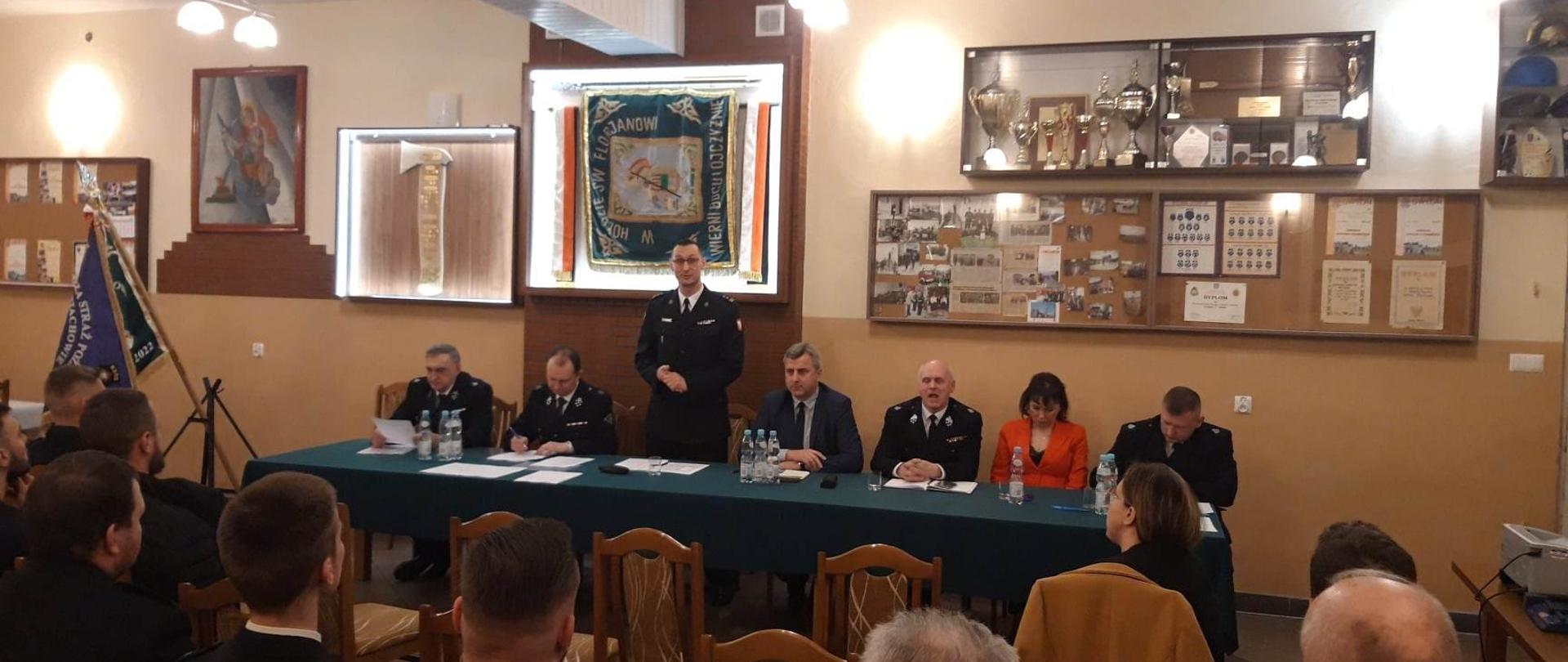 Zdjęcie przedstawia gości i organizatorów spotkania sprawozdawczego Ochotniczej Straży Pożarnej w Niestachowie. Głos zabiera bryg. Michał Jankowski – zastępca komendanta miejskiego PSP w Kielcach 