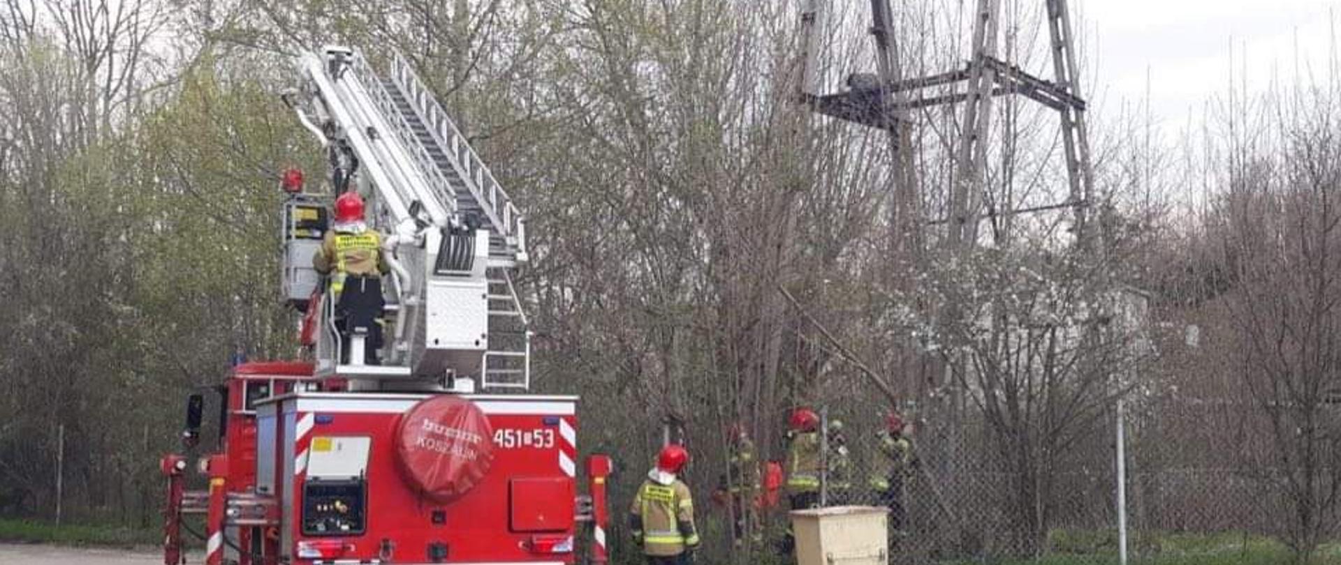 Samochód strażacki na drodze