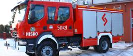 samochód pożarniczy przed budynkiem komendy powiatowej PSP w Nisku