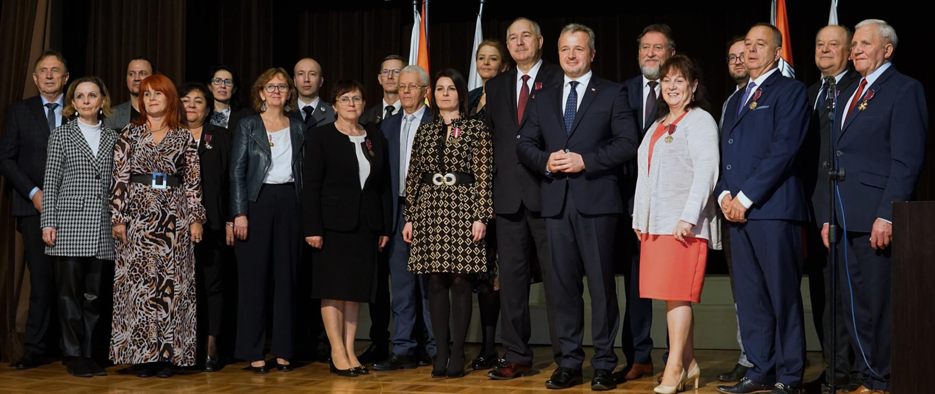 Wiele osób pozujących do zdjęcia