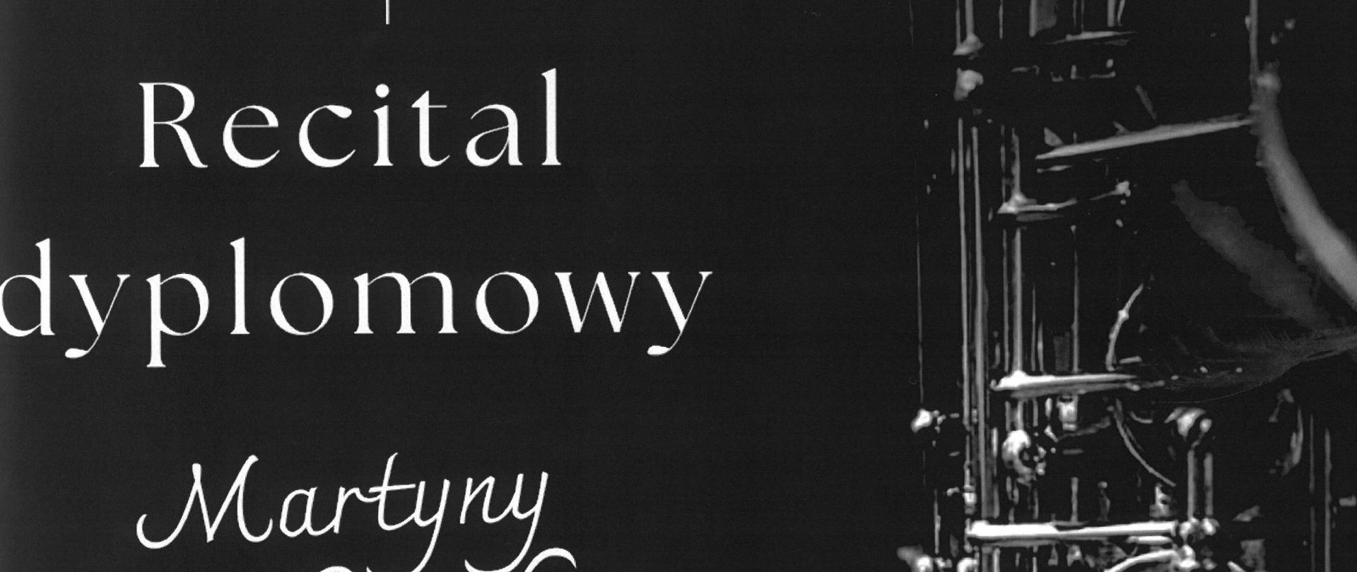 Plakat z wydarzeniem - Recita dylomowy Martyny Olechowskiej, który odbędzie się 25 kwietnia 2025r. o godz. 15:00 w auli ZPSM w Dębicy, tło plakatu czarne, po po prawej stronie wzdłuż plakatu widnieje zdjęcie przedstawiające fragment saksofonu, napisy białe