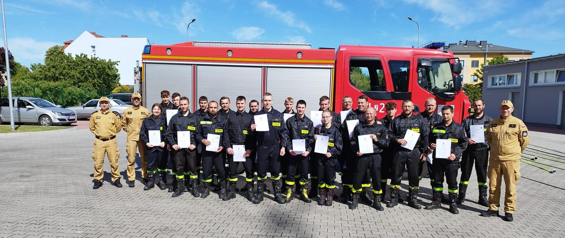 Zdjęcie przedstawia strażaków PSP i OSP po zakończeniu szkolenia podstawowego OSP.