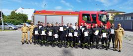 Zdjęcie przedstawia strażaków PSP i OSP po zakończeniu szkolenia podstawowego OSP.