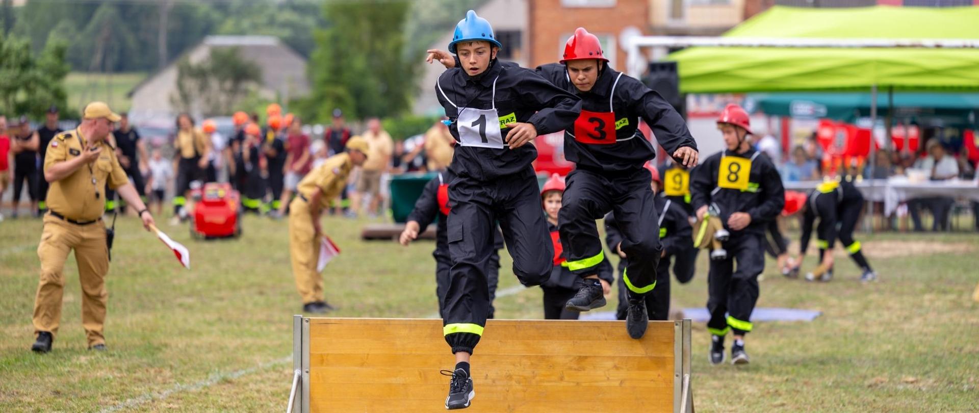 Zdjęcie przedstawia zawodników MDP podczas ćwiczenia bojowego