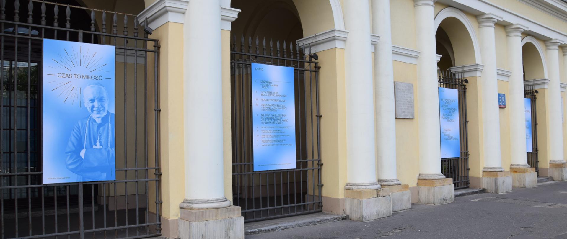 Na zdjęciu znajdują się plansze z wystawą pt. „ Czas to miłość”