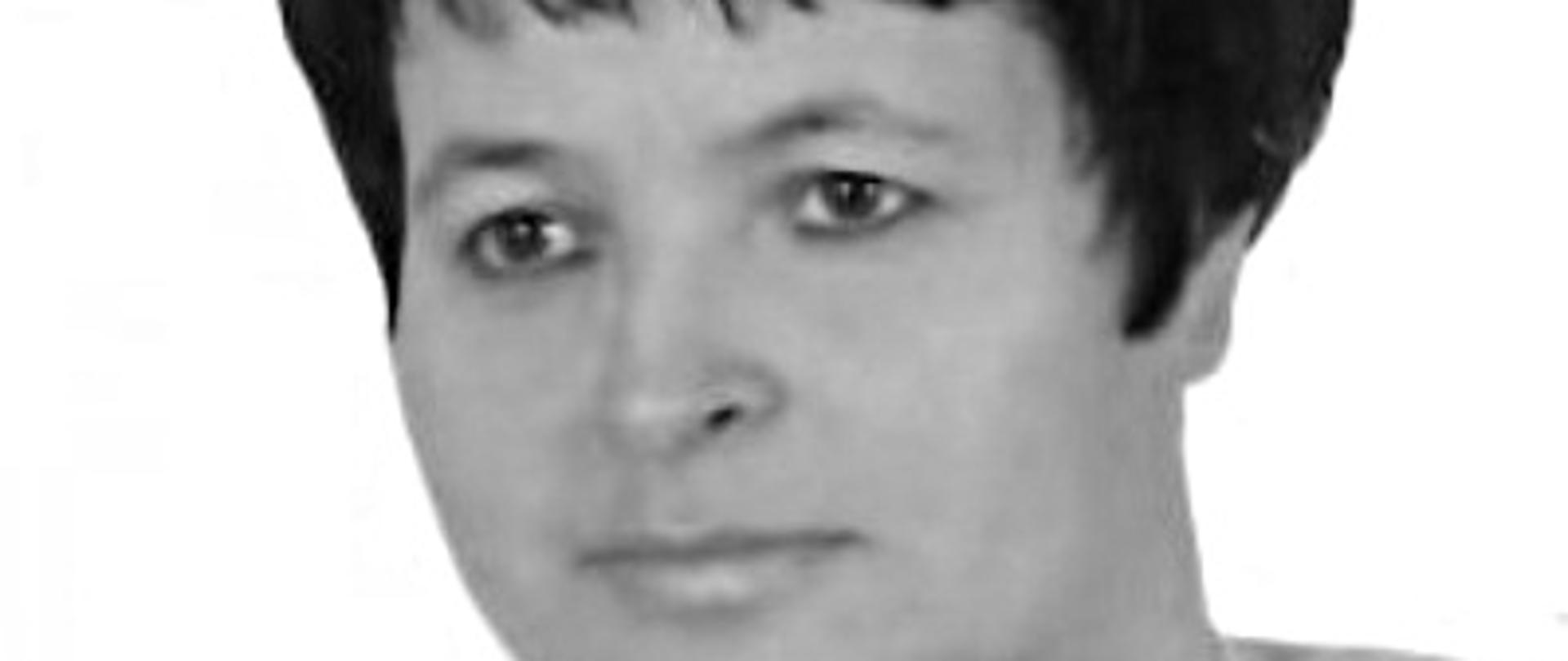 zdjęcie czarno białe kobiety w krótkich czarnych włosach i białej koszuli