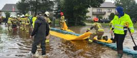 Strażacy podczas usuwania skutków podtopień.
