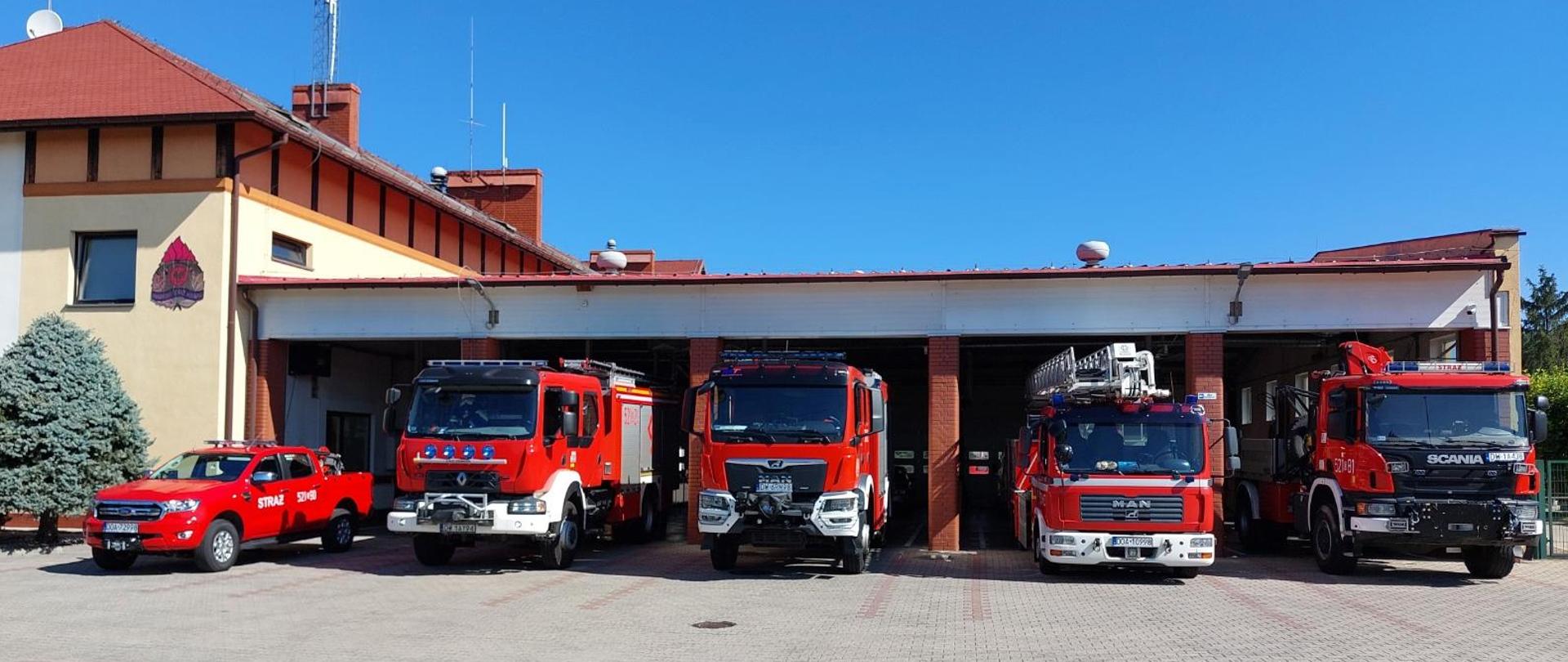 Pojazdy pożarnicze przed garażem KP PSP w Oławie