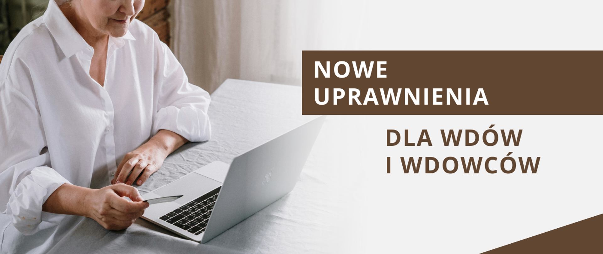 Starsza Pani ubrana w białą koszulę siedzi przy stole i patrzy w laptop, po prawej napis: nowe uprawienia dla wdów i wdowców