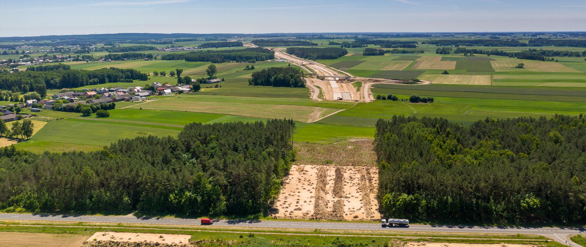 Teren budowy przyszłej S61 Łomża Zachód - Kolno . Las, w środku pas wyciętych drzewa pod przyszłą drogę. 