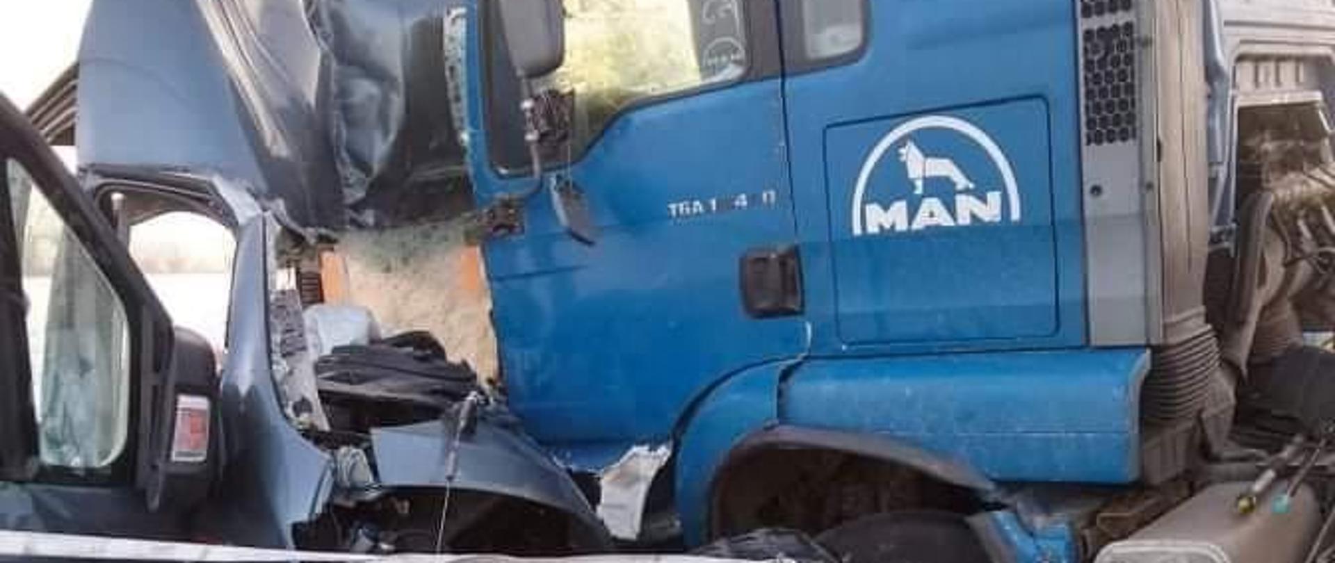 Zderzenie samochodu dostawczego marki FIAT DUCATO oraz samochodu ciężarowego marki MAN na 235. kilometrze drogi krajowej nr 11 na wysokości miejscowości Garbatka